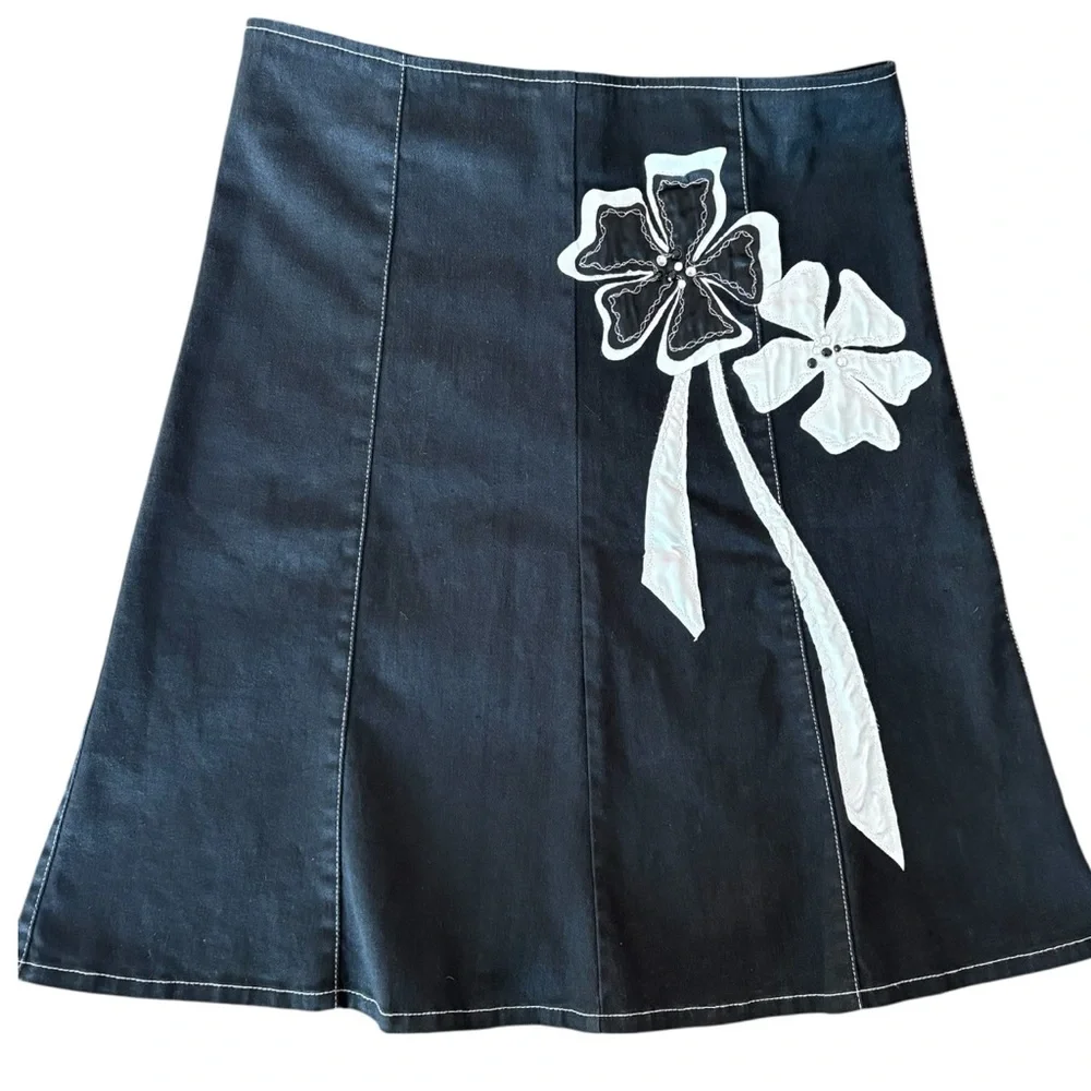 Unique Y2K Denim skirt with bold and white floral appliqués size 9 - Picture 1 of 8